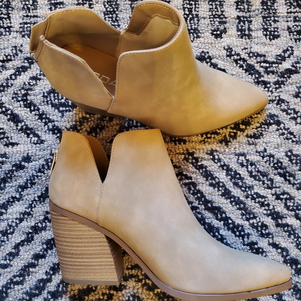NWOT Tan faux leather boots